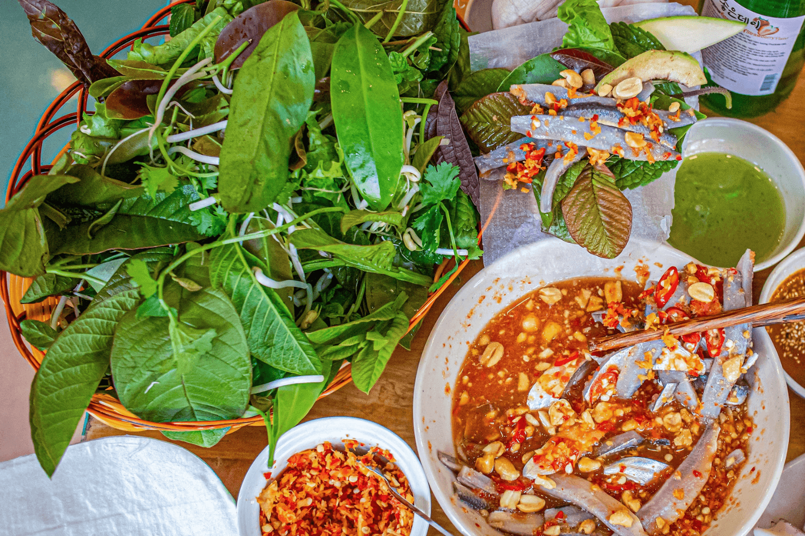 Gỏi ăn cùng với nhiều loại rau 