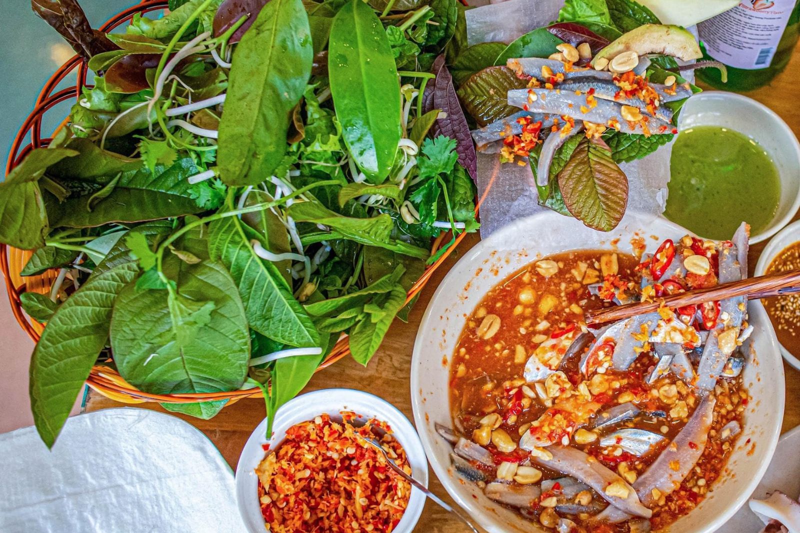 Gỏi ăn cùng với nhiều loại rau