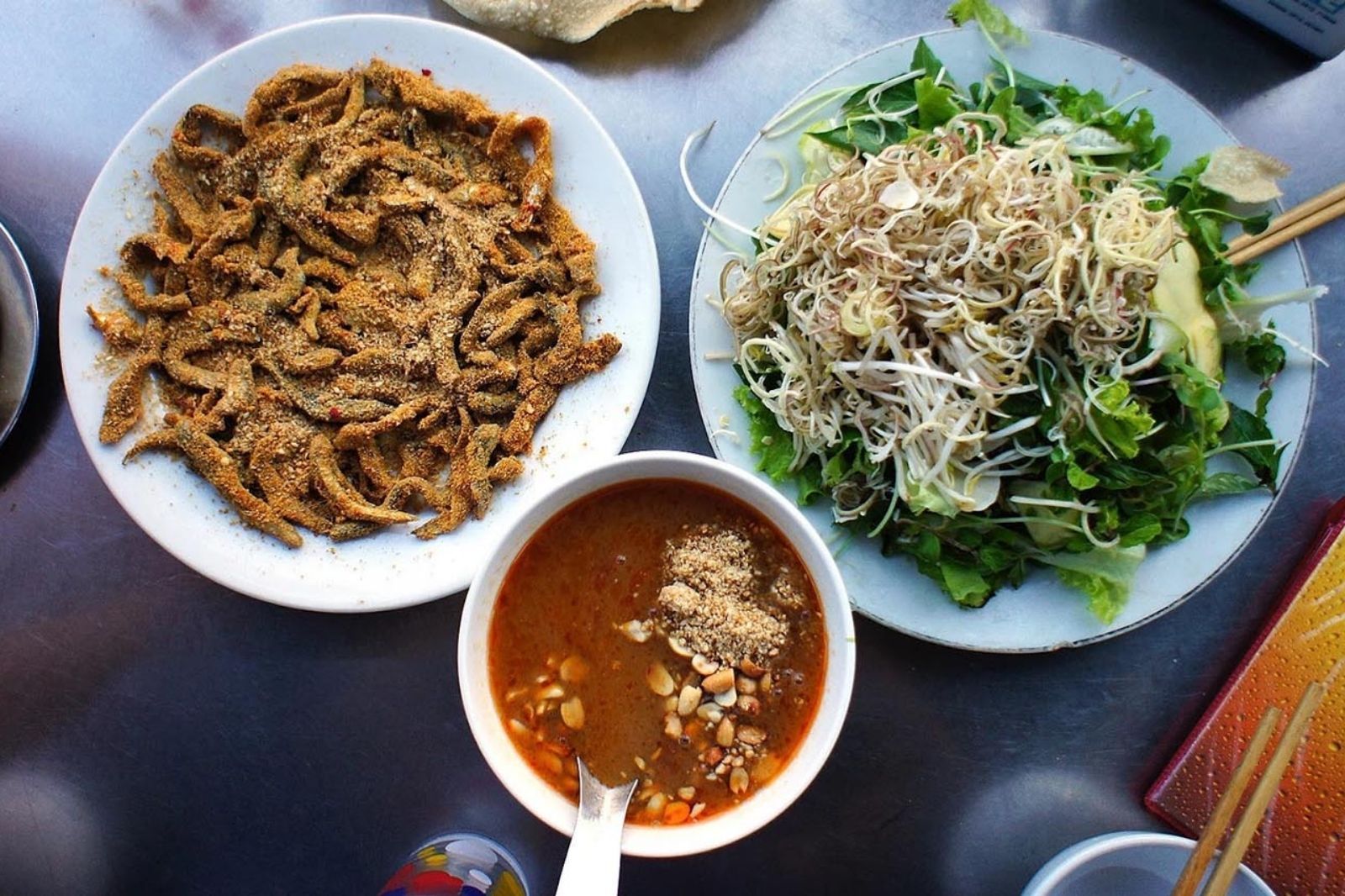 Gỏi cá Nam Ô được làm từ cá trích tươi sống 