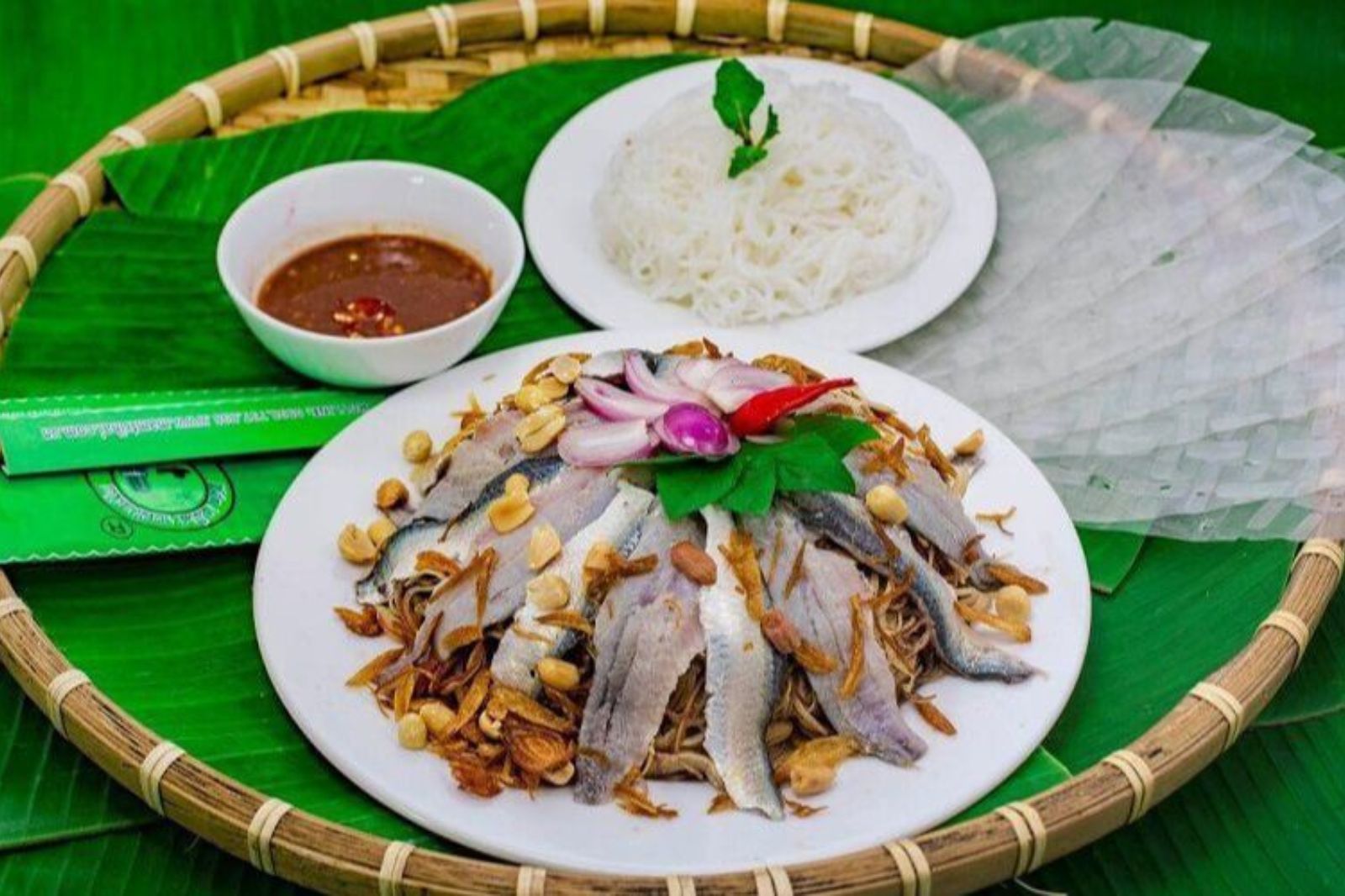 Gỏi cá trích cuốn cùng bánh tráng