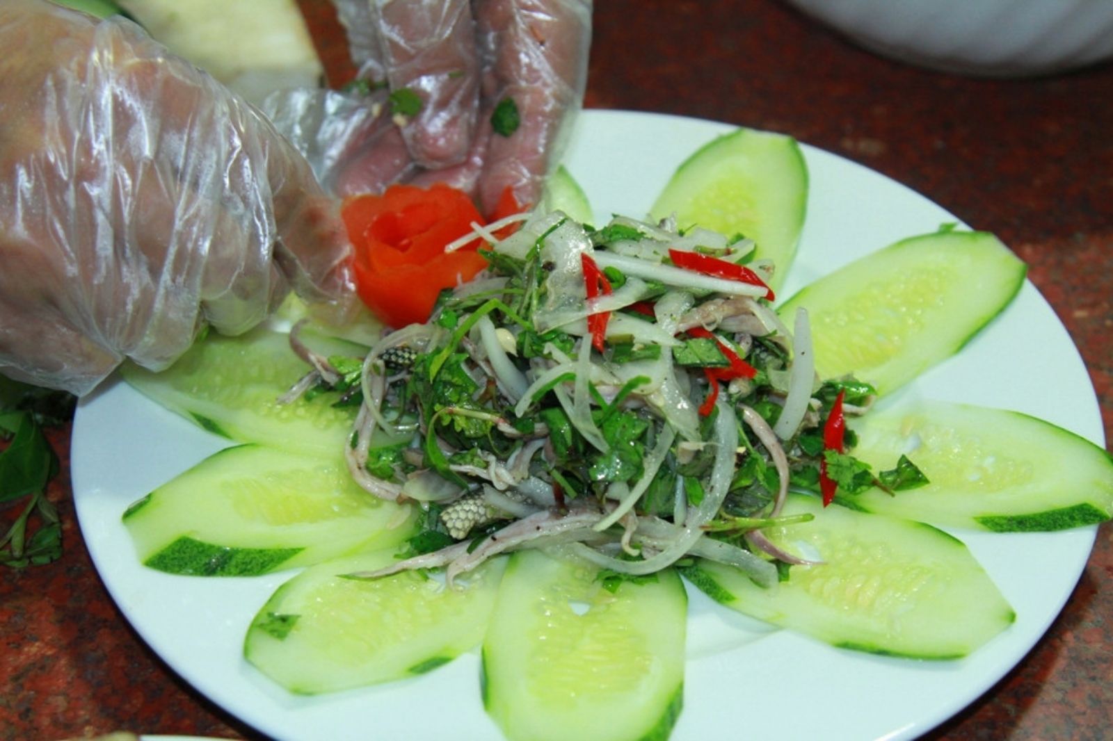 Gỏi đẻn biển trộn với hành tây  