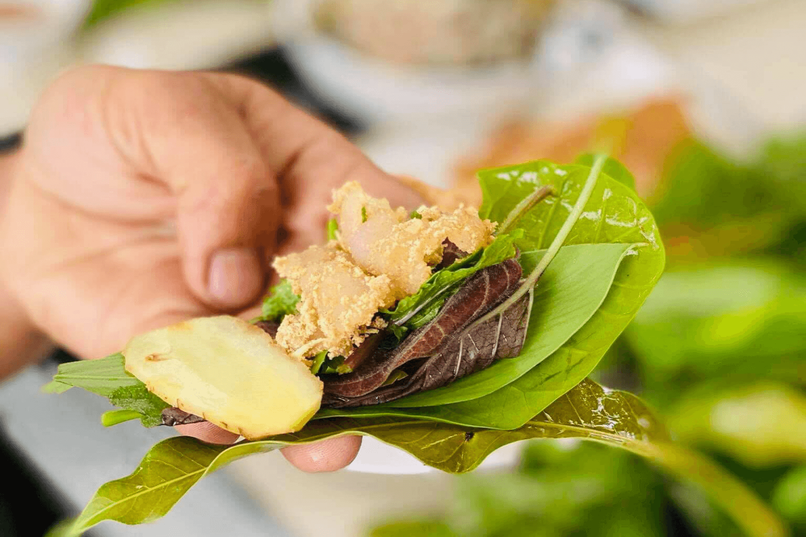 Gỏi thường cuốn ăn cùng các loại rau sống