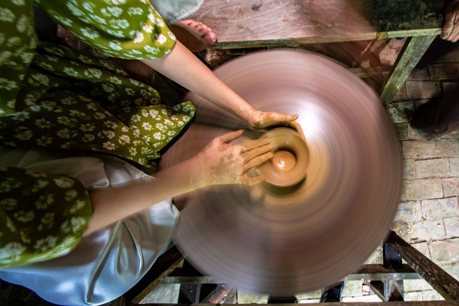 Gốm được tạo hình thủ công trên bàn xoay