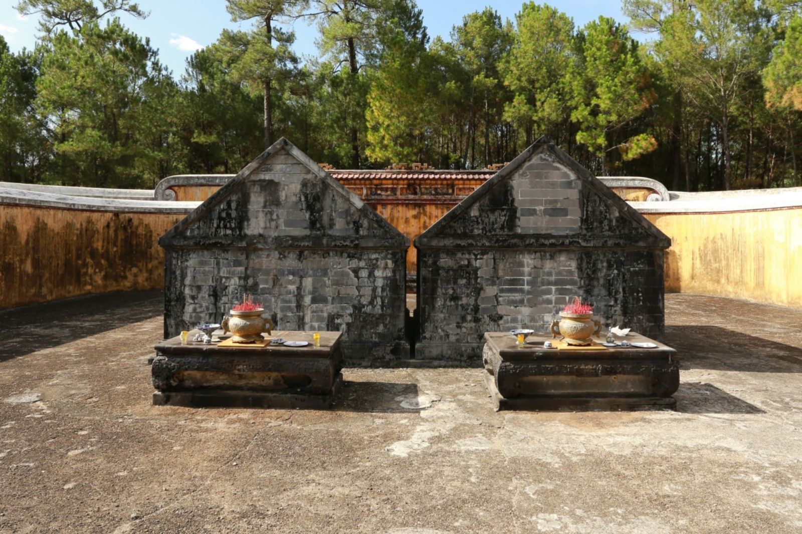 Hai ngôi mộ đá của vua và hoàng hậu