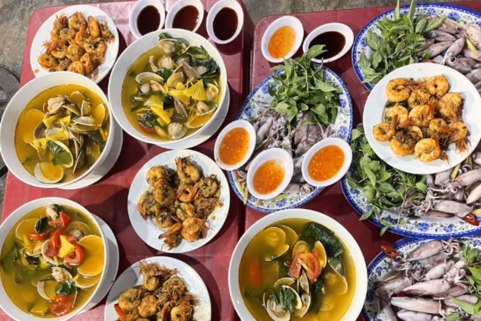 Hải sản được chế biến thành nhiều món khác nhau 