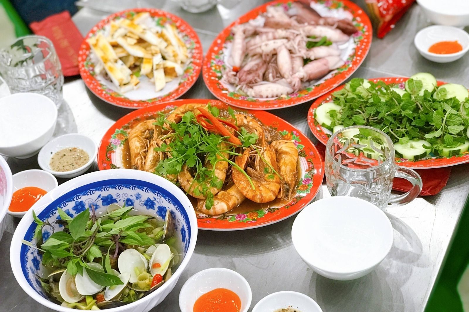 Hải sản ở các quán địa phương ven biển