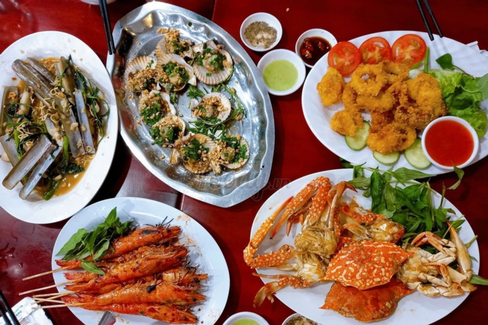 Hải sản là những món ăn mà du khách không nên bỏ qua khi đến Quảng Bình  