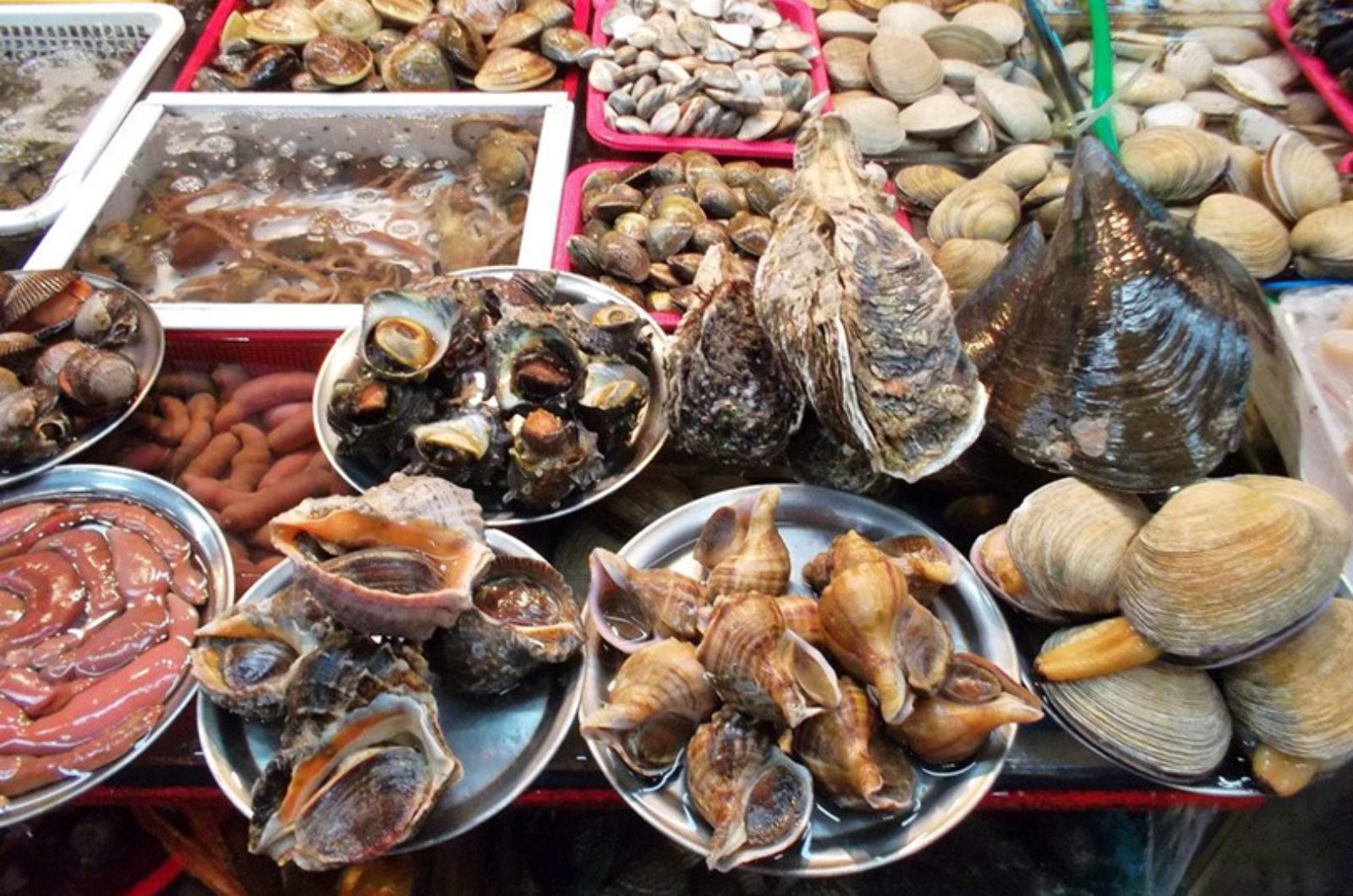 Du khách có thể mua hải sản tươi sống ngay tại chợ 