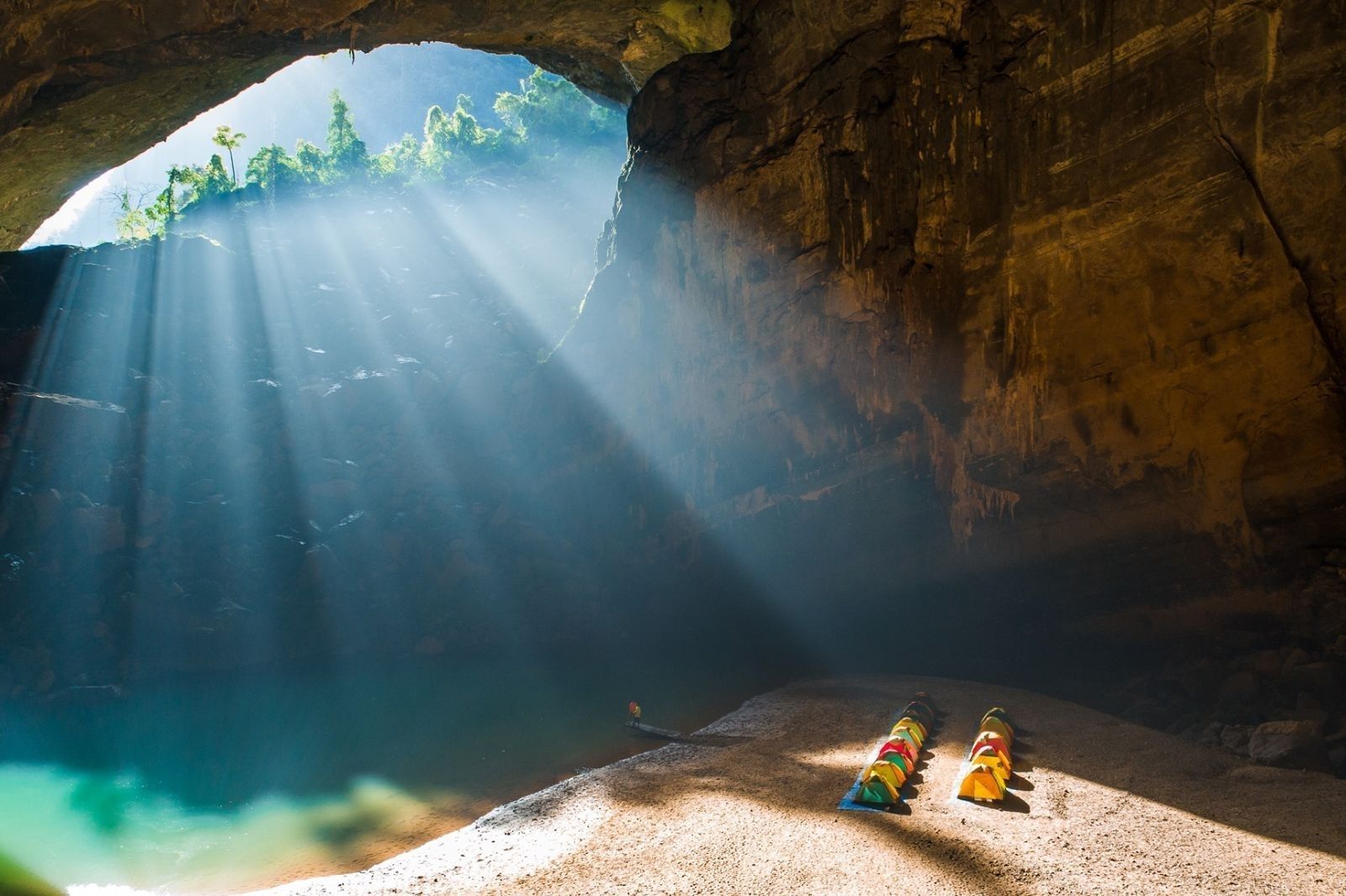 Hang Én là hang động lớn thứ ba thế giới  