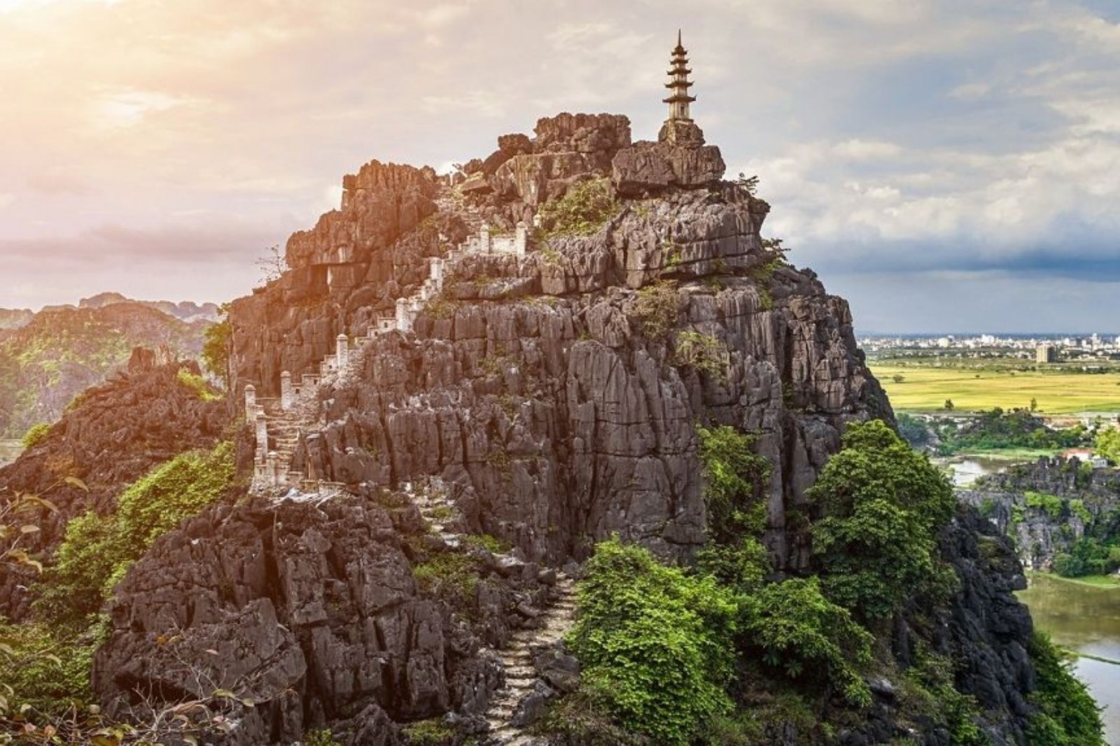 Hang Múa có hình dáng như một quả chuông  