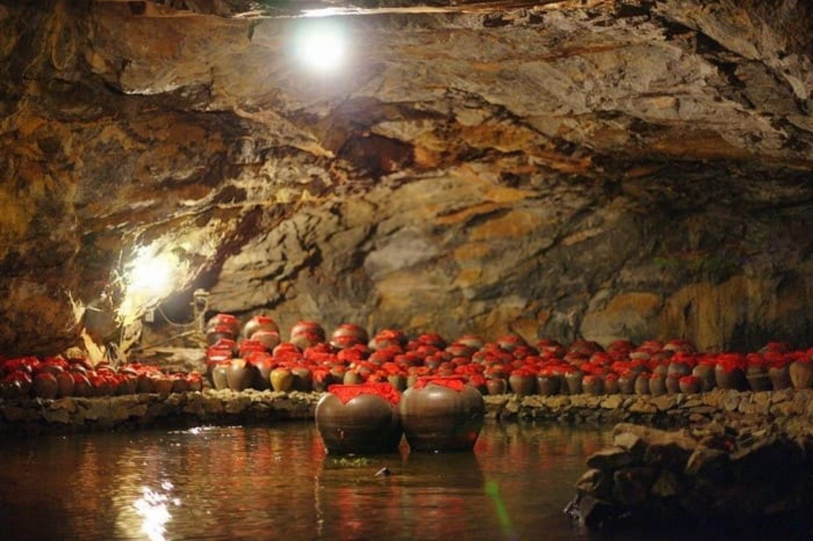 Hang Nấu Rượu là một điểm tham quan trong các tuyến của Tràng An