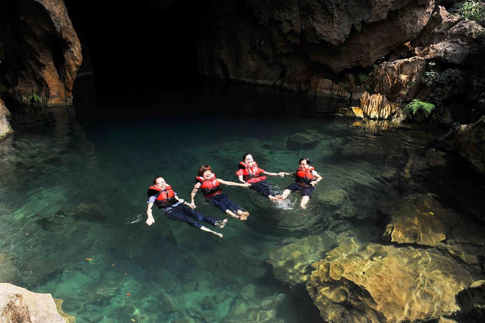 Khám phá Hang Tối