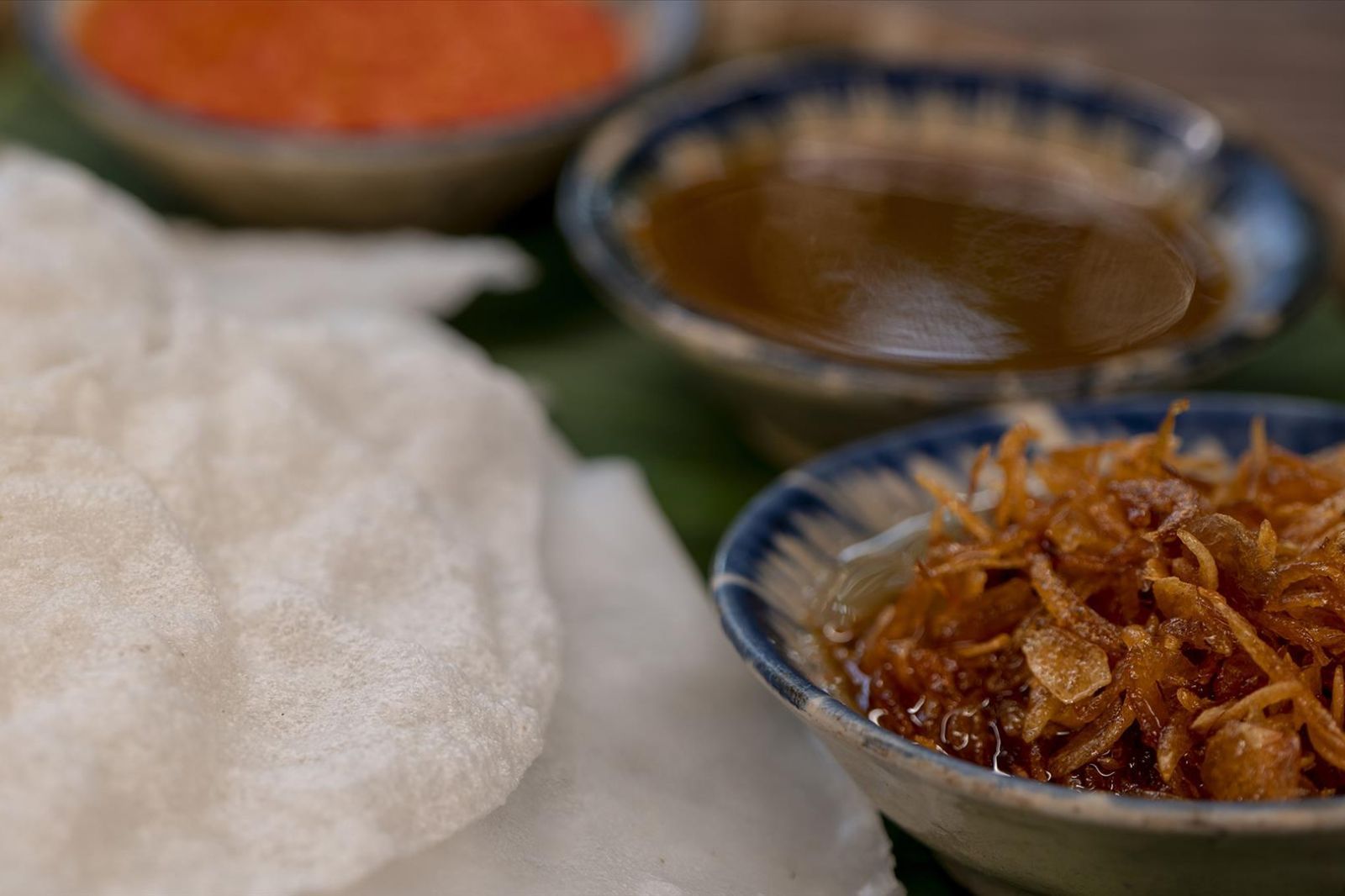 Bánh đập ăn cùng hành phi để thêm độ giòn 