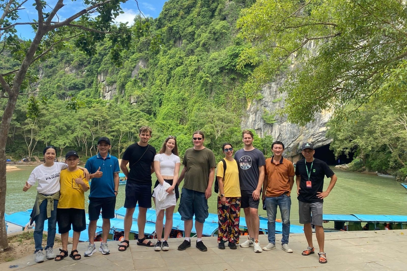 Hành trình của những du khách quốc tế đến với vùng đất mới 