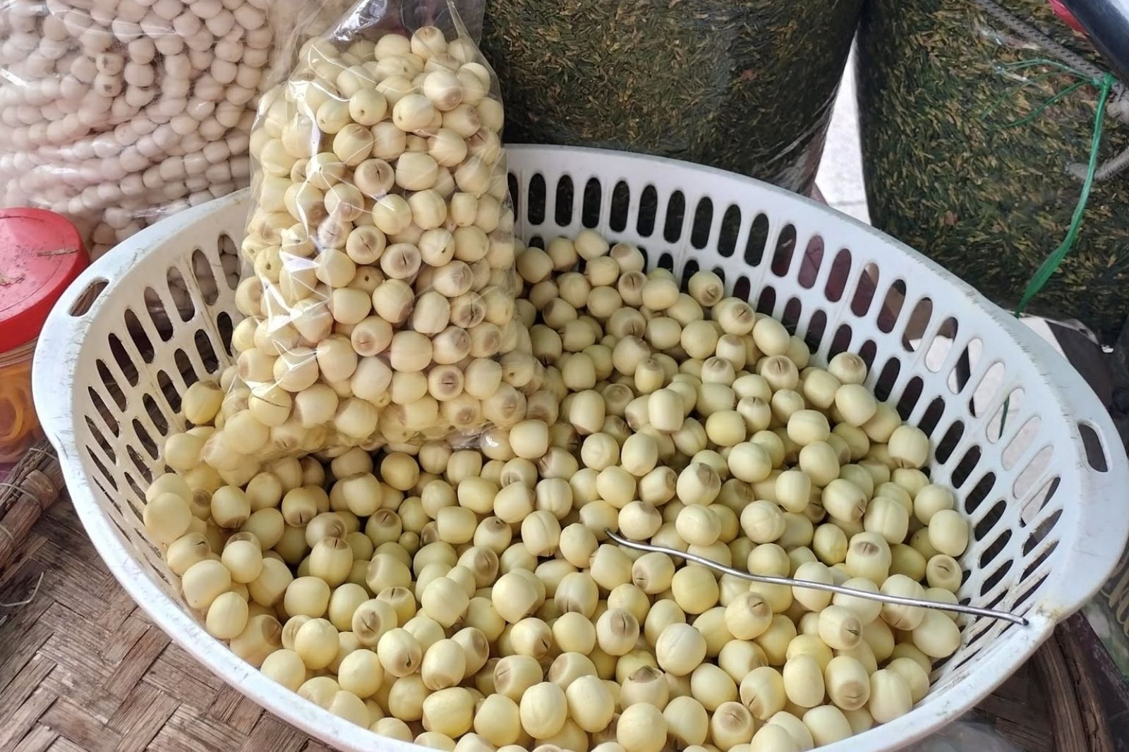 Hạt sen hồ Tịnh Tâm