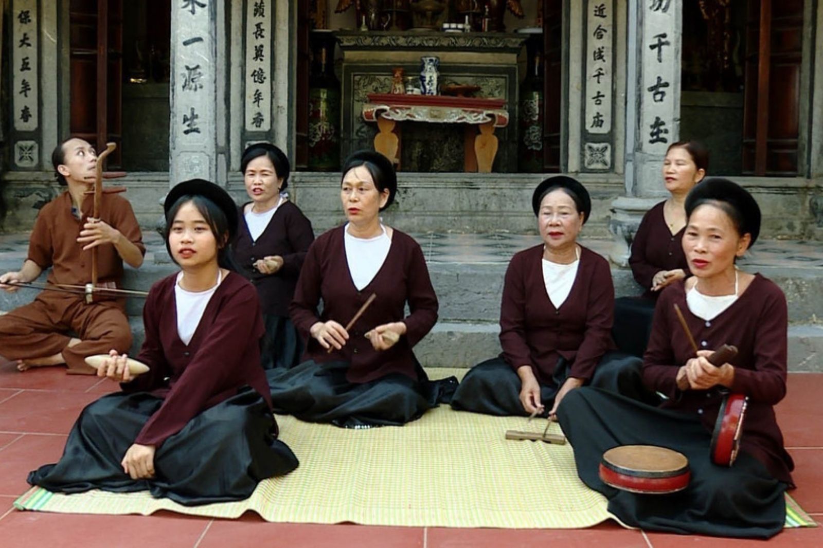 Hát xẩm hay còn gọi là hát rong 