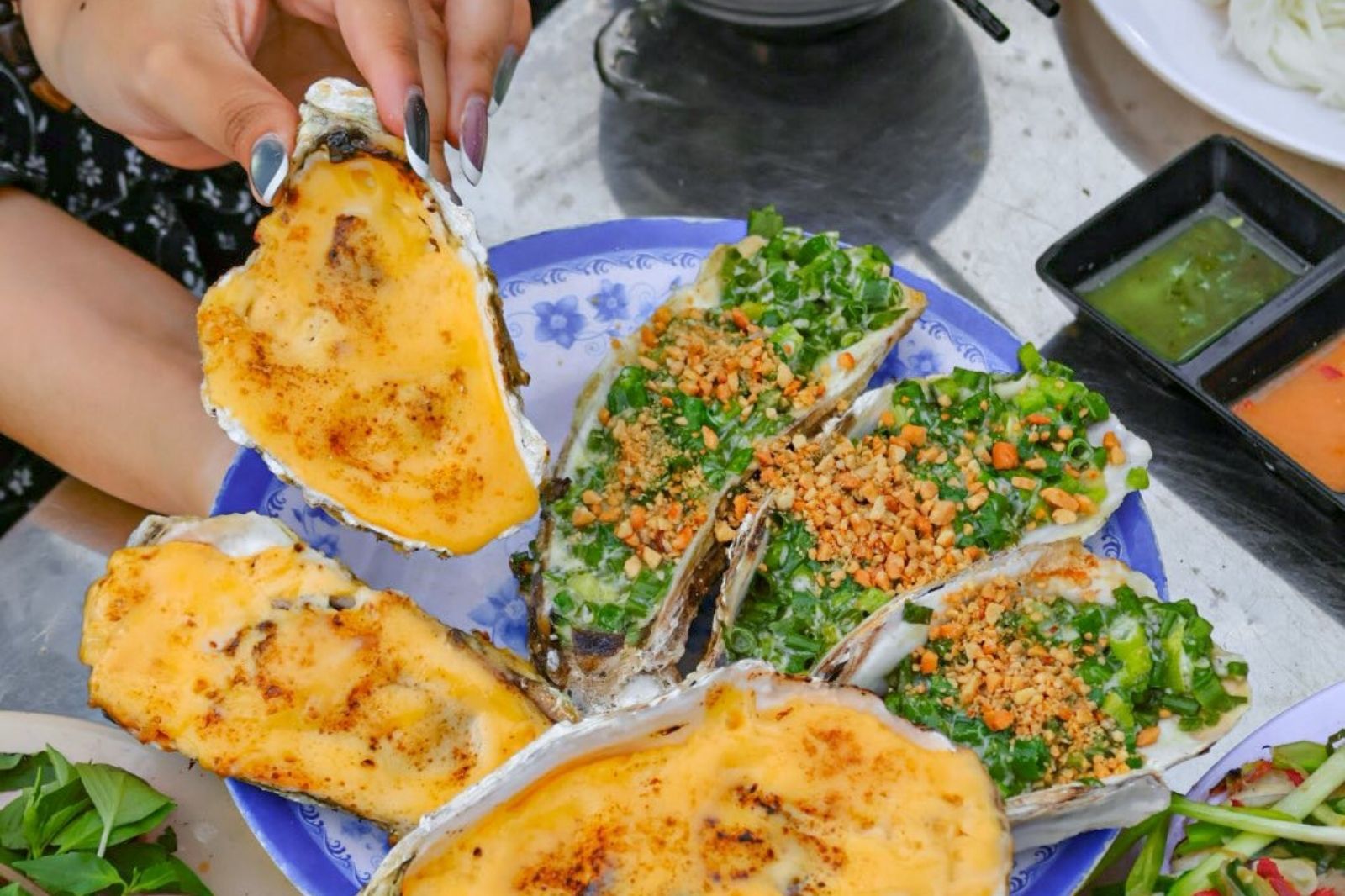 Hàu nướng mỡ hành và sốt trứng muối 