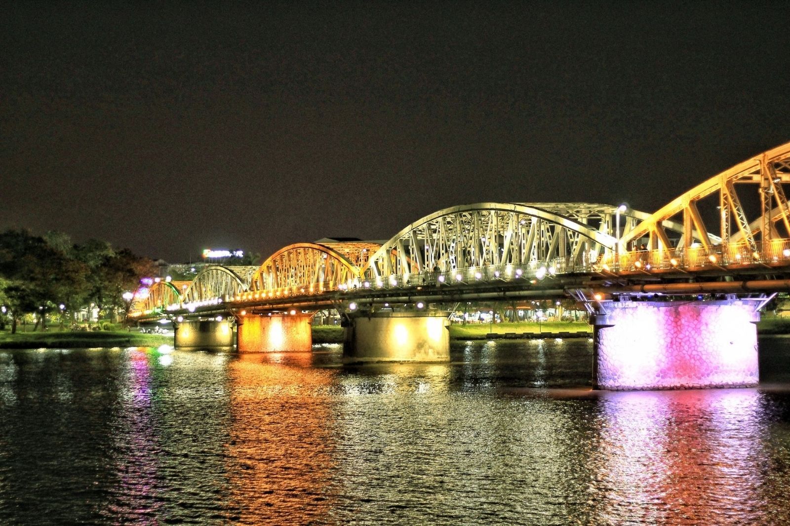 Hệ thống đèn led ở cầu Tràng Tiền có khả năng đổi màu  