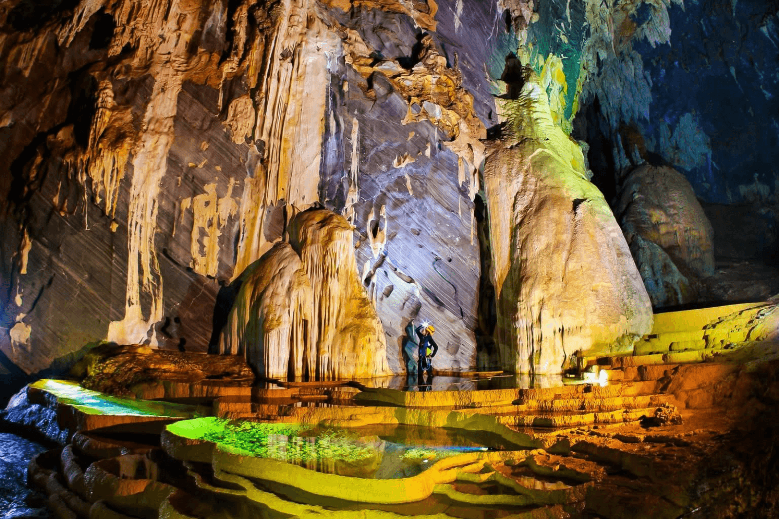 Hệ thống thạch nhũ lung linh bên trong hang