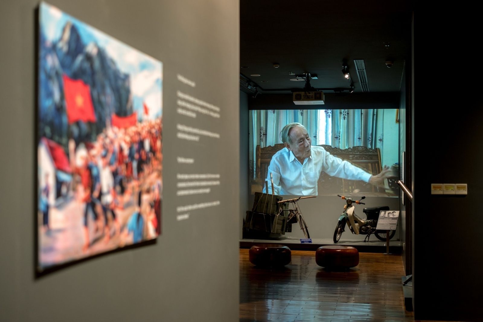 Các hiện vật trưng bày trong bảo tàng cùng tranh ảnh