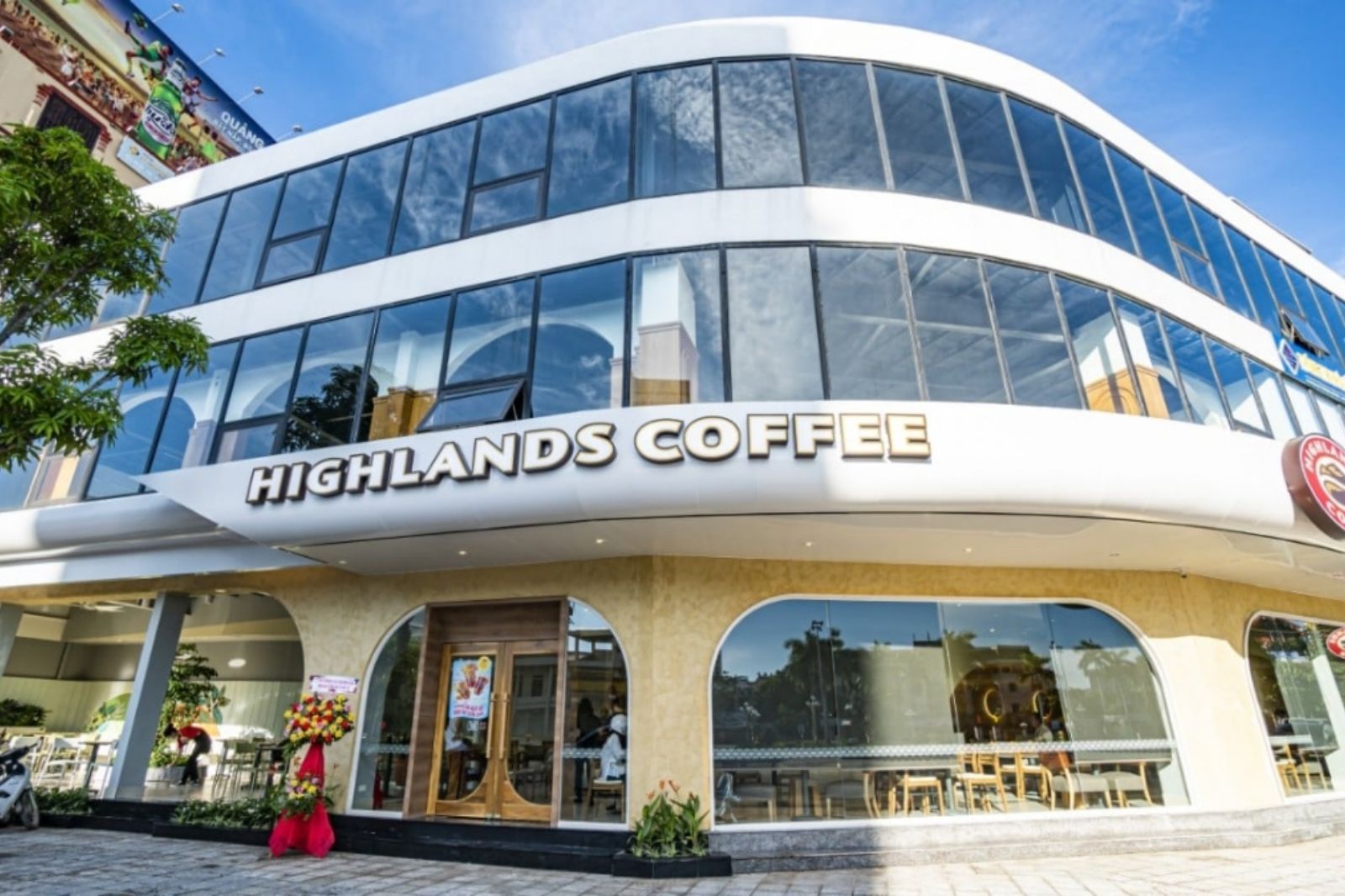 Highlands Coffee Đồng Hới là sự kết hợp giữa không gian hiện đại và truyền thống