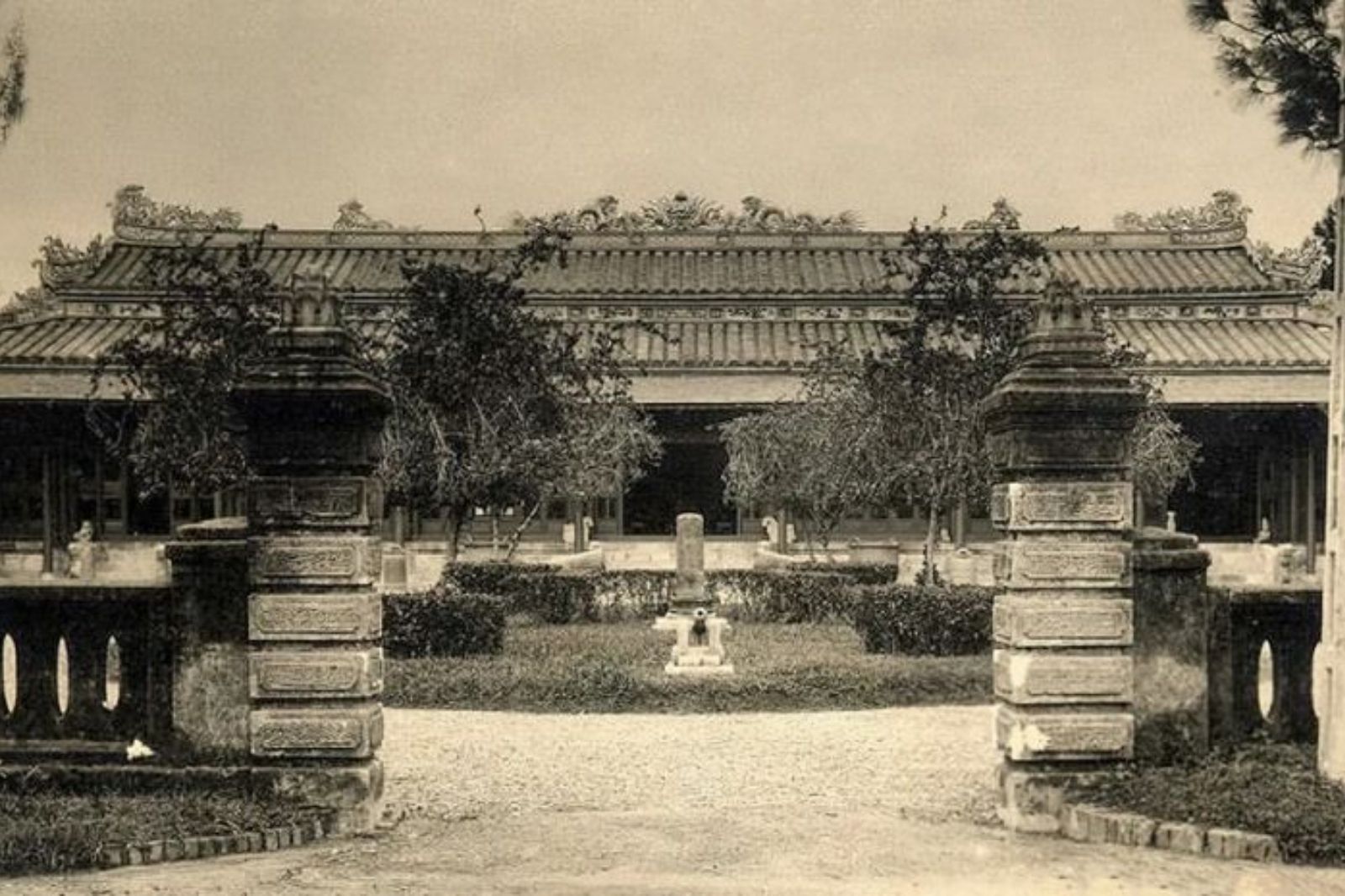 Bảo tàng Cổ vật Cung đình Huế được xây dựng trên nền tảng của Điện Long An 