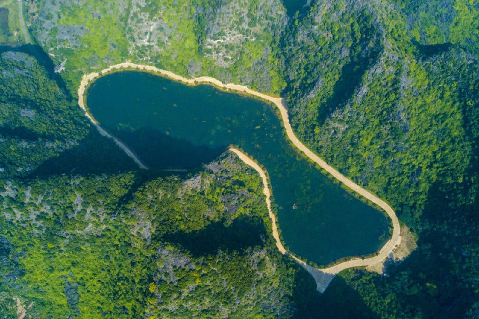 Hồ Ao Giải nhìn từ trên cao xuống  