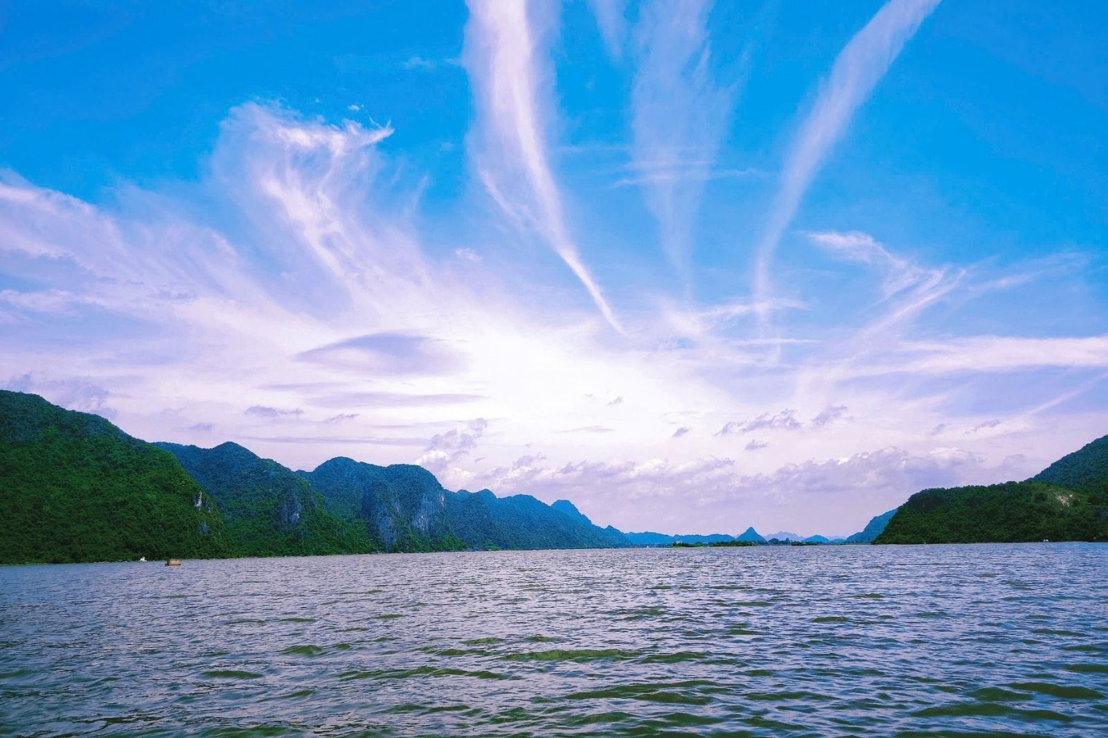 Hồ Đồng Thái có vẻ đẹp còn nguyên sơ