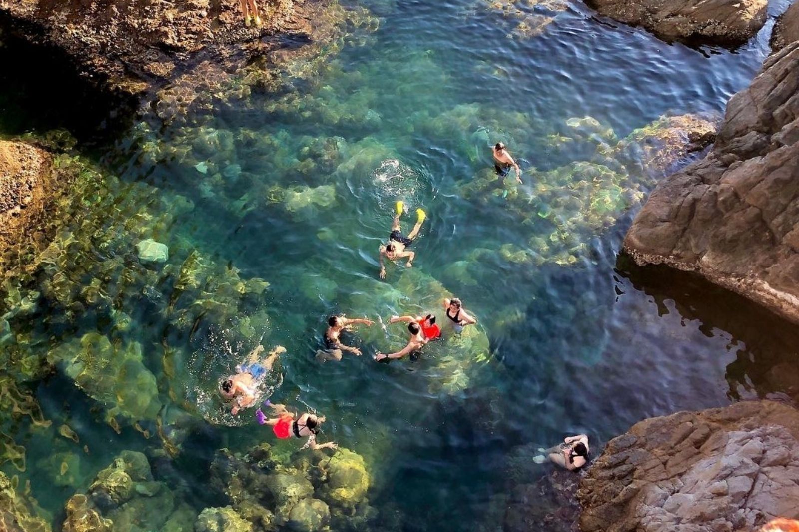 Tắm hồ nước tự nhiên ở mũi Nghê 