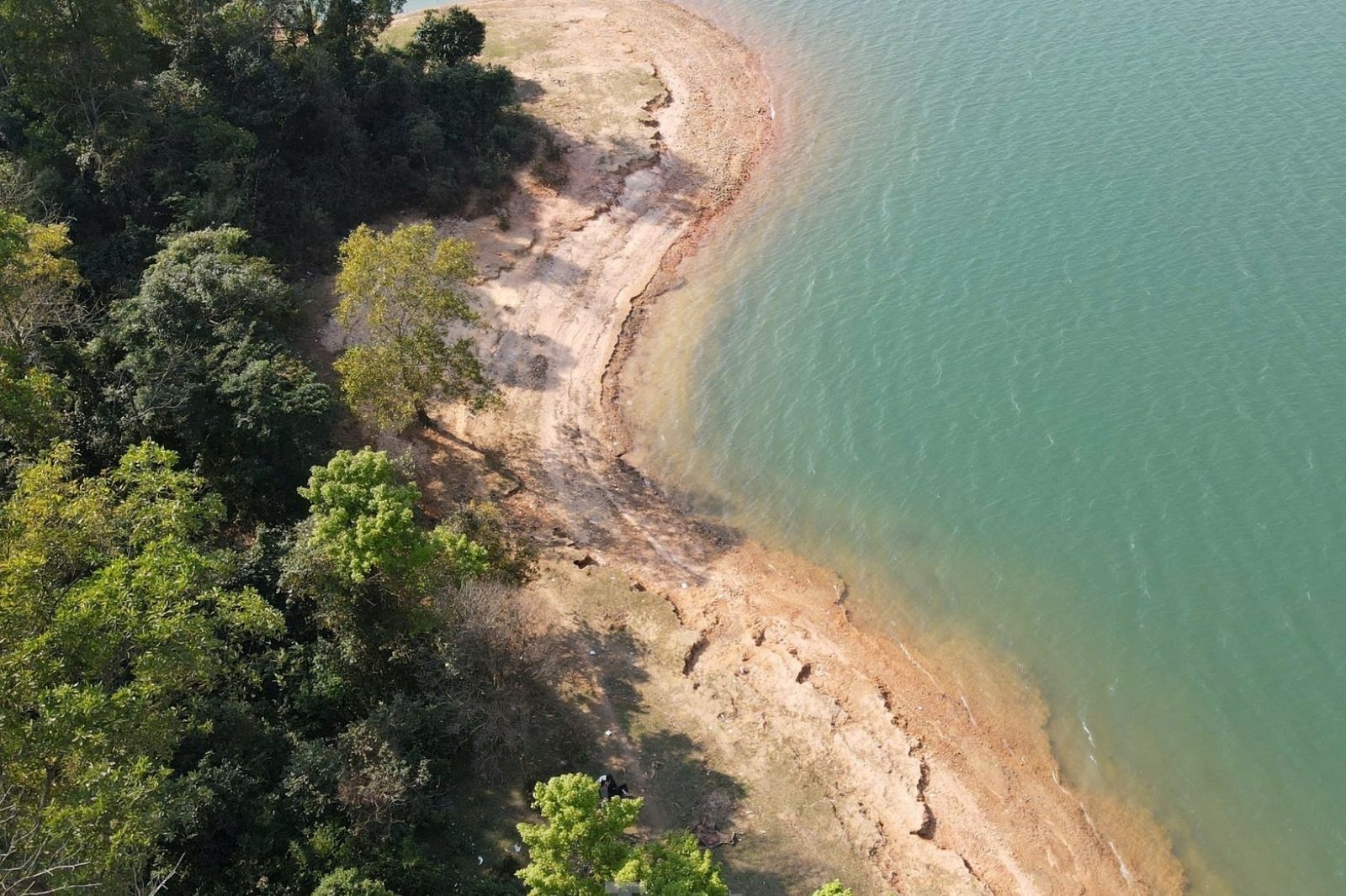 Hồ thủy điện nhìn từ trên cao