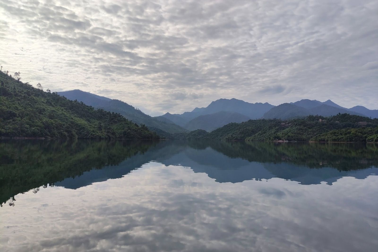 Hồ Truồi nằm dưới chân núi Bạch Mã