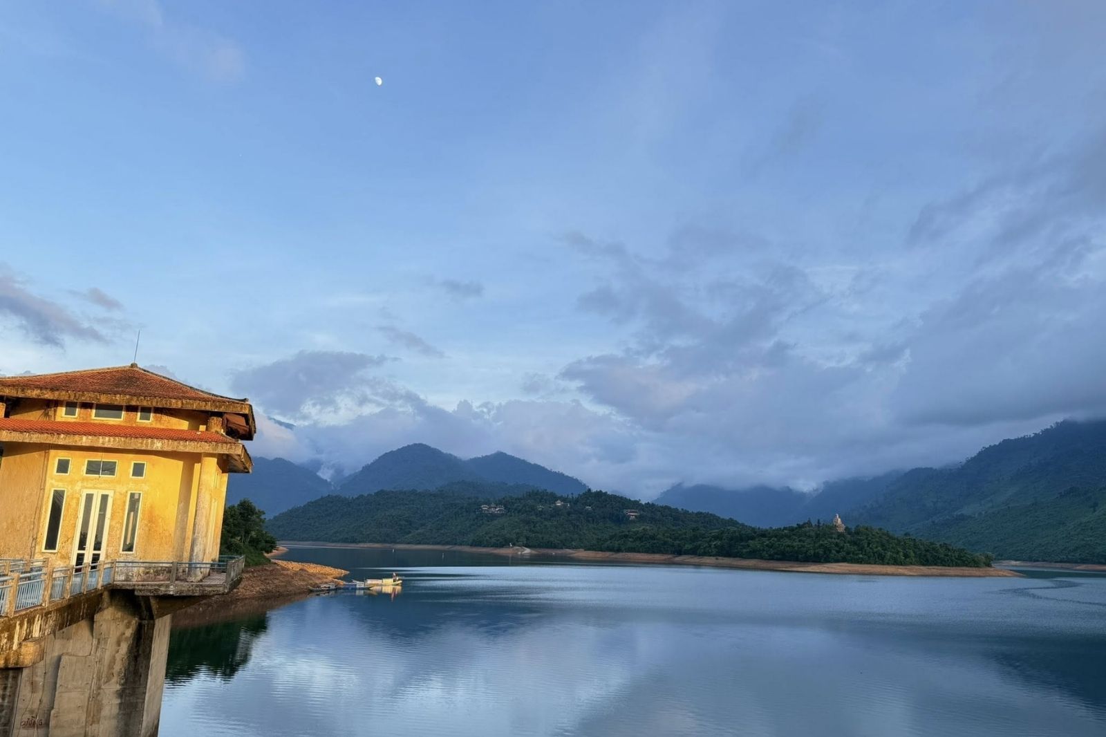 Hồ Truồi và Thiền viện Trúc Lâm Bạch Mã là những địa điểm thường đông đúc vào mùa xuân 