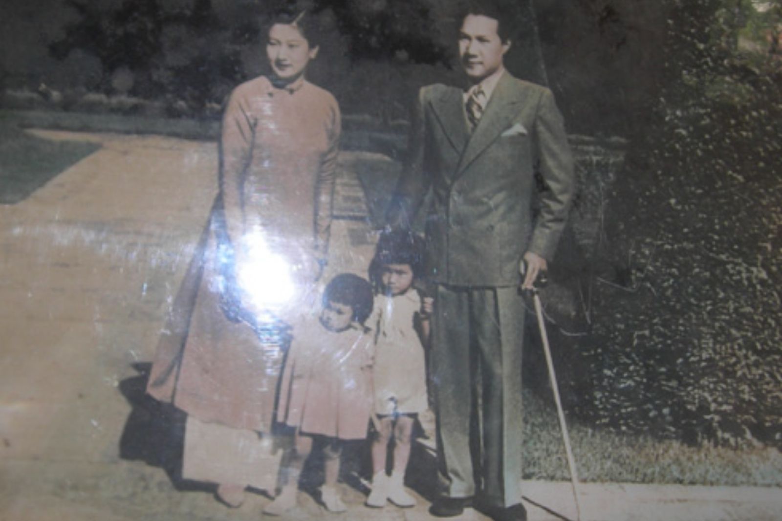 Hoàng hậu Nam Phương và gia đình chuyển về cung An Định năm 1945