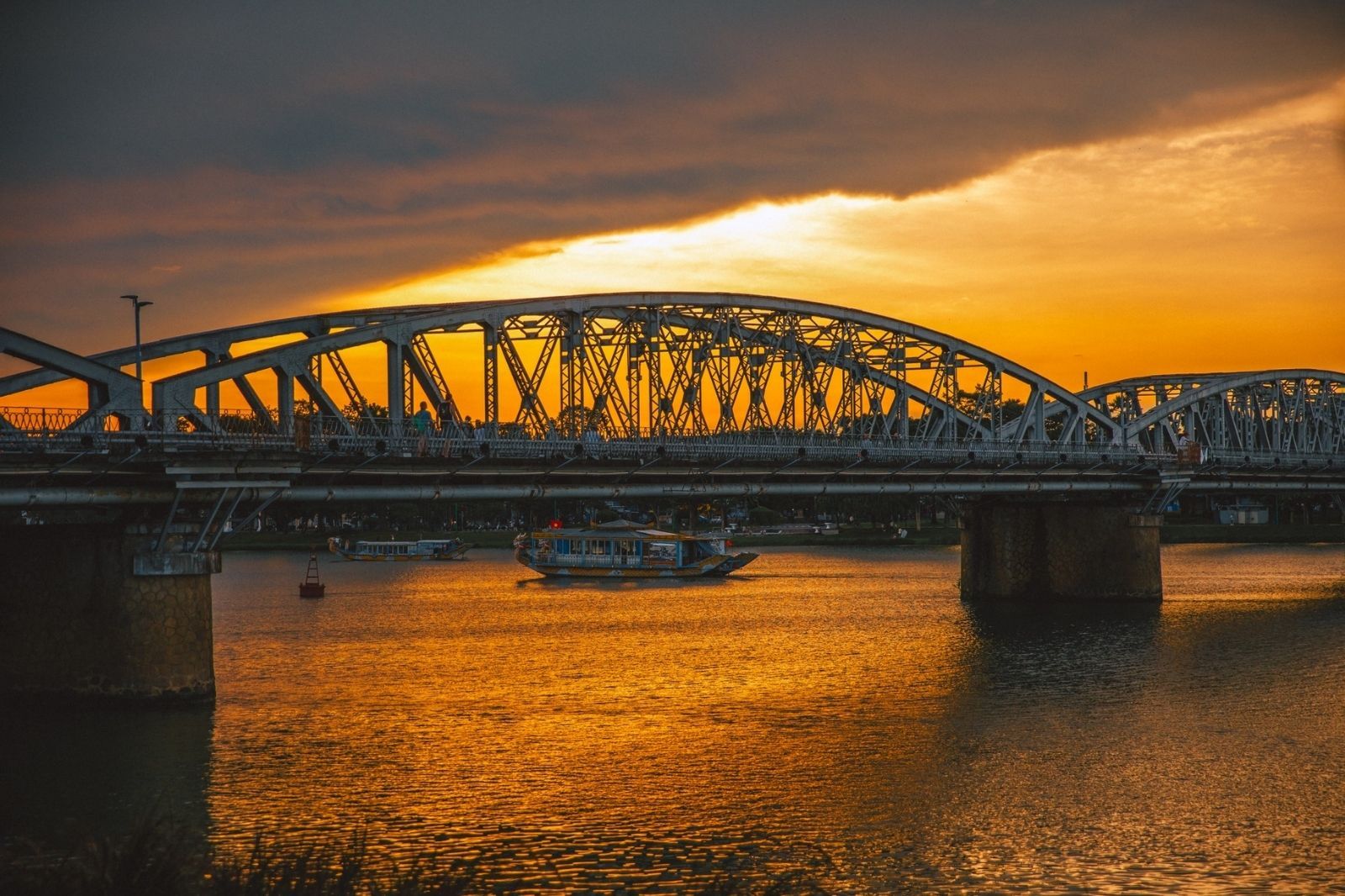 Hoàng hôn bên cầu Tràng Tiền 