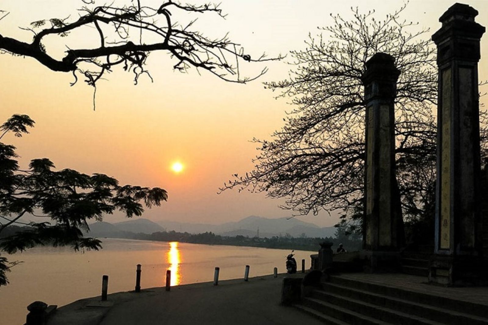 Du khách có thể ngắm hoàng hôn từ bến thuyền trước chùa