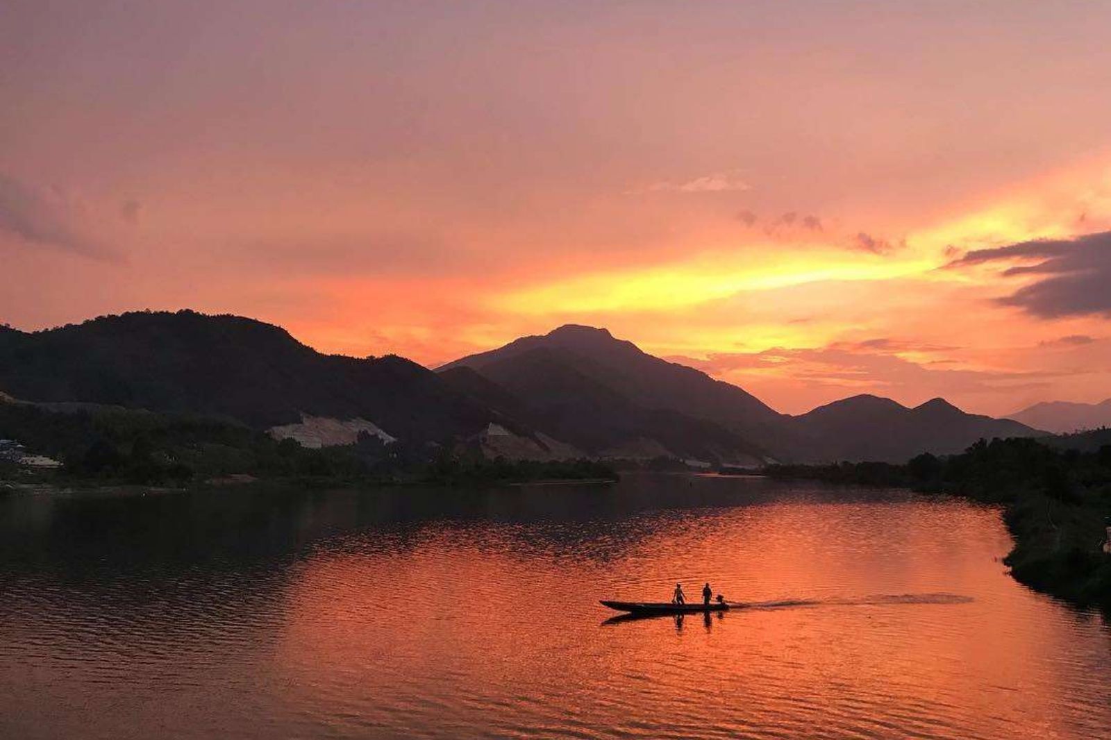 Hoàng hôn trên sông Cu Đê