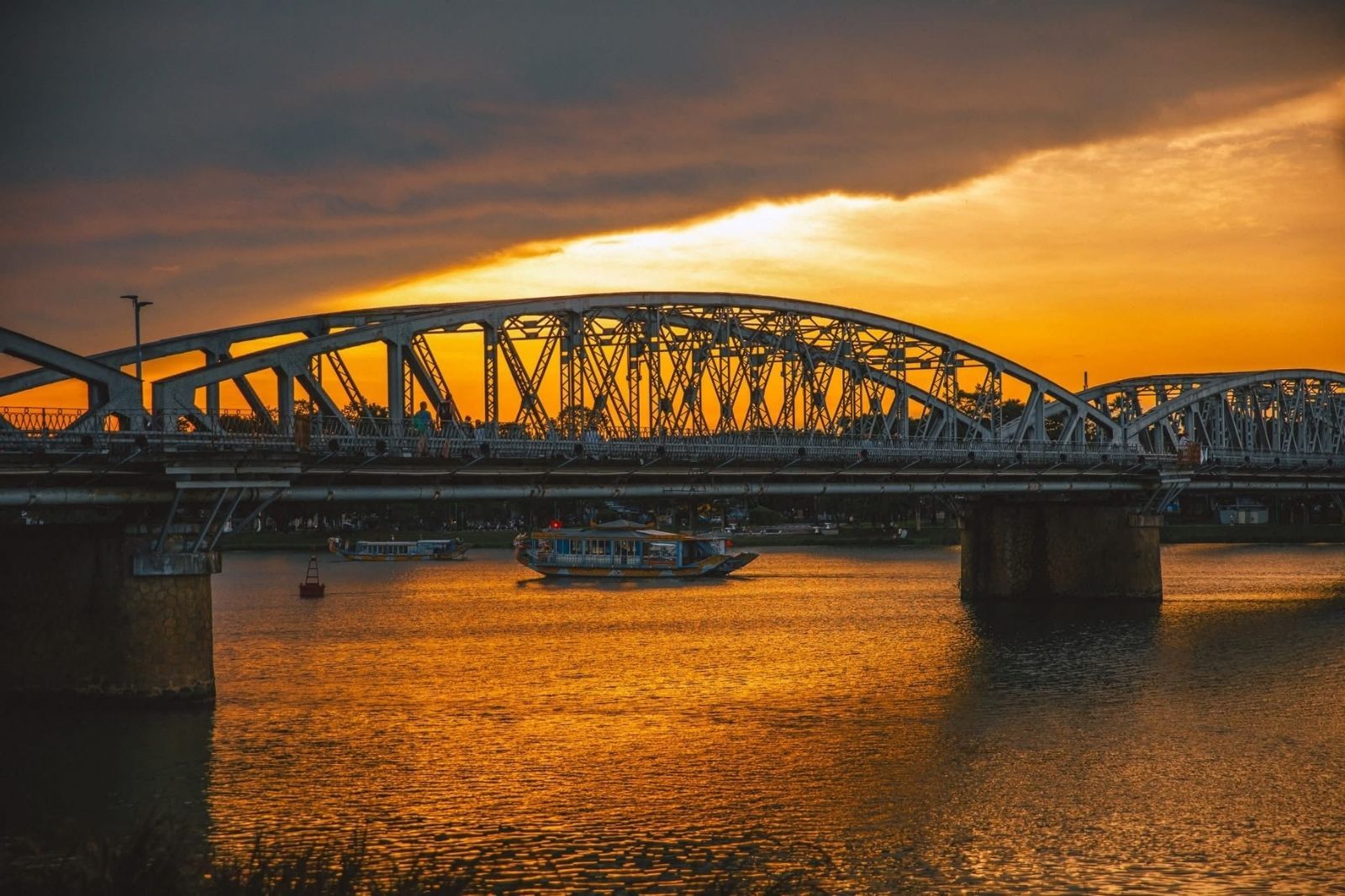 Hoàng hôn từ cầu Tràng Tiền