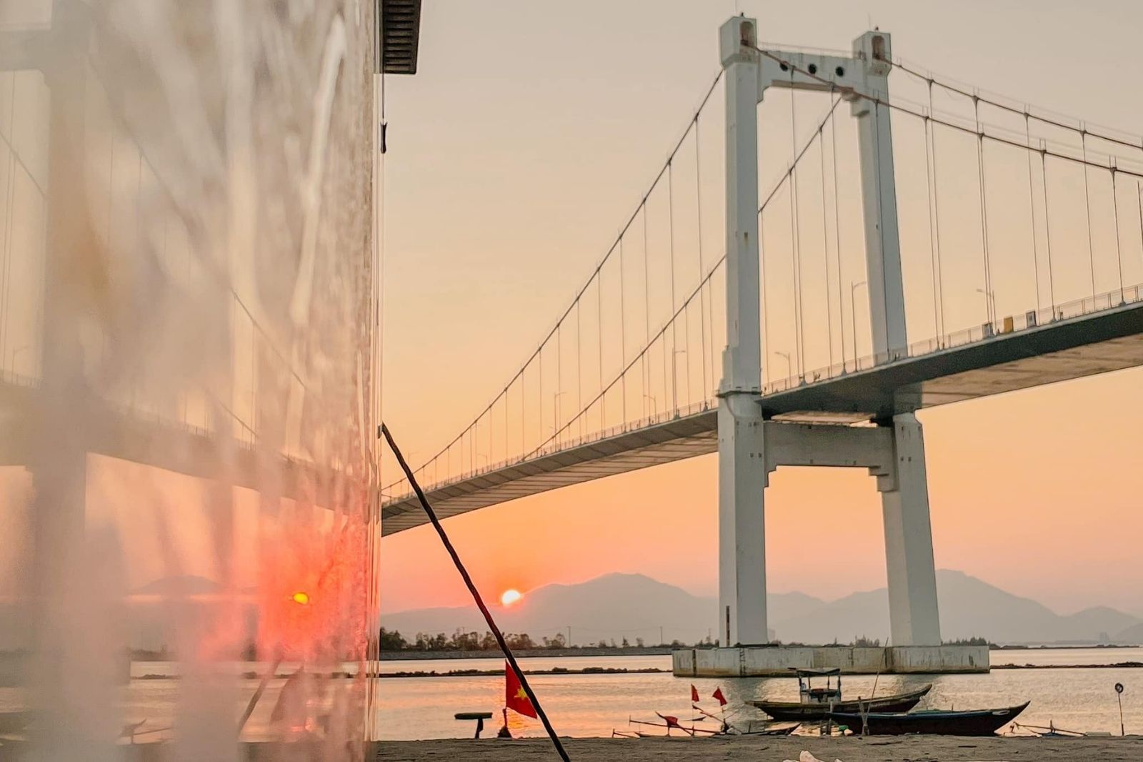 Hoàng hôn từ chân cầu Thuận Phước