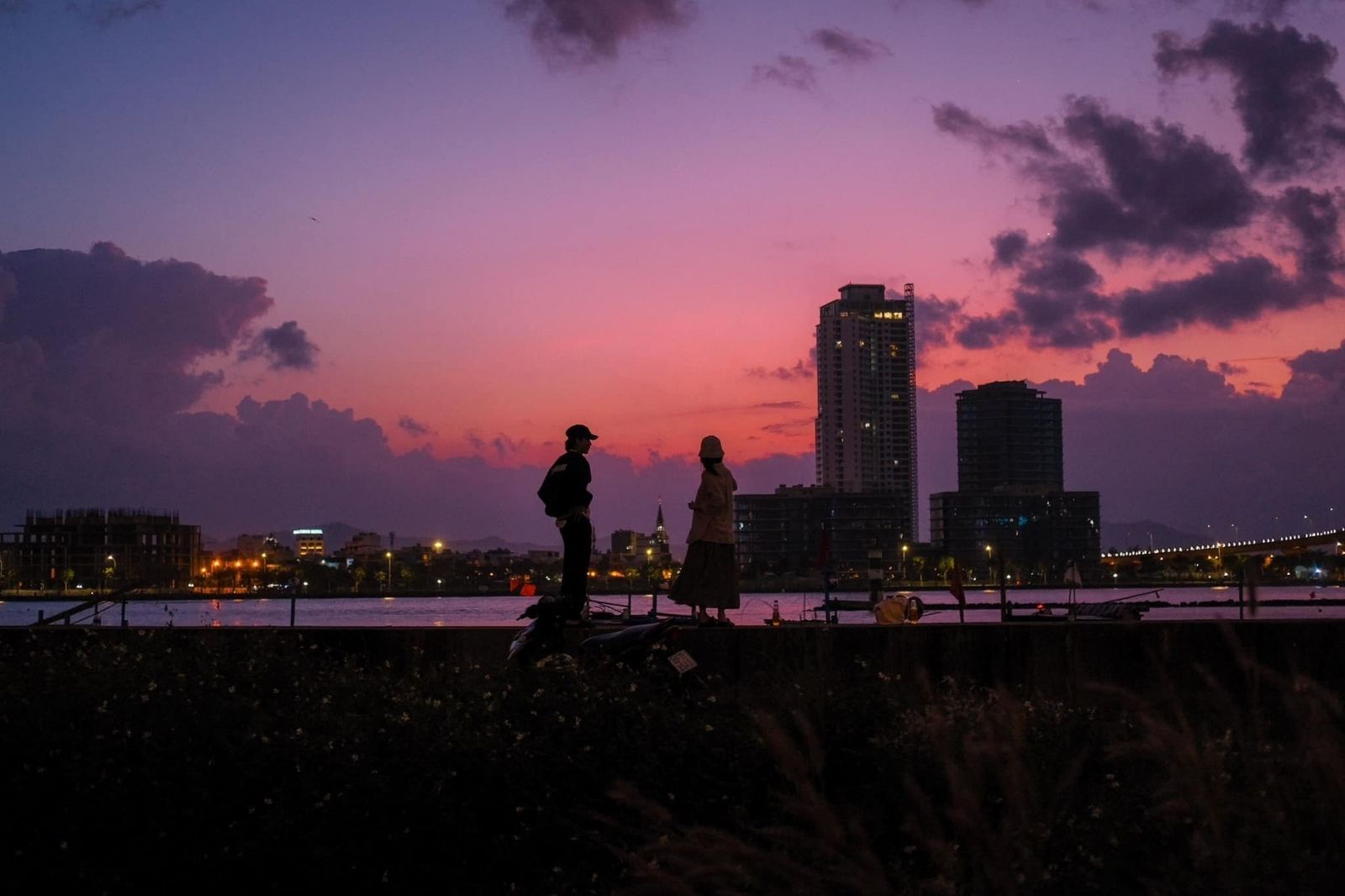 Hoàng hôn từ chân cầu Thuận Phước