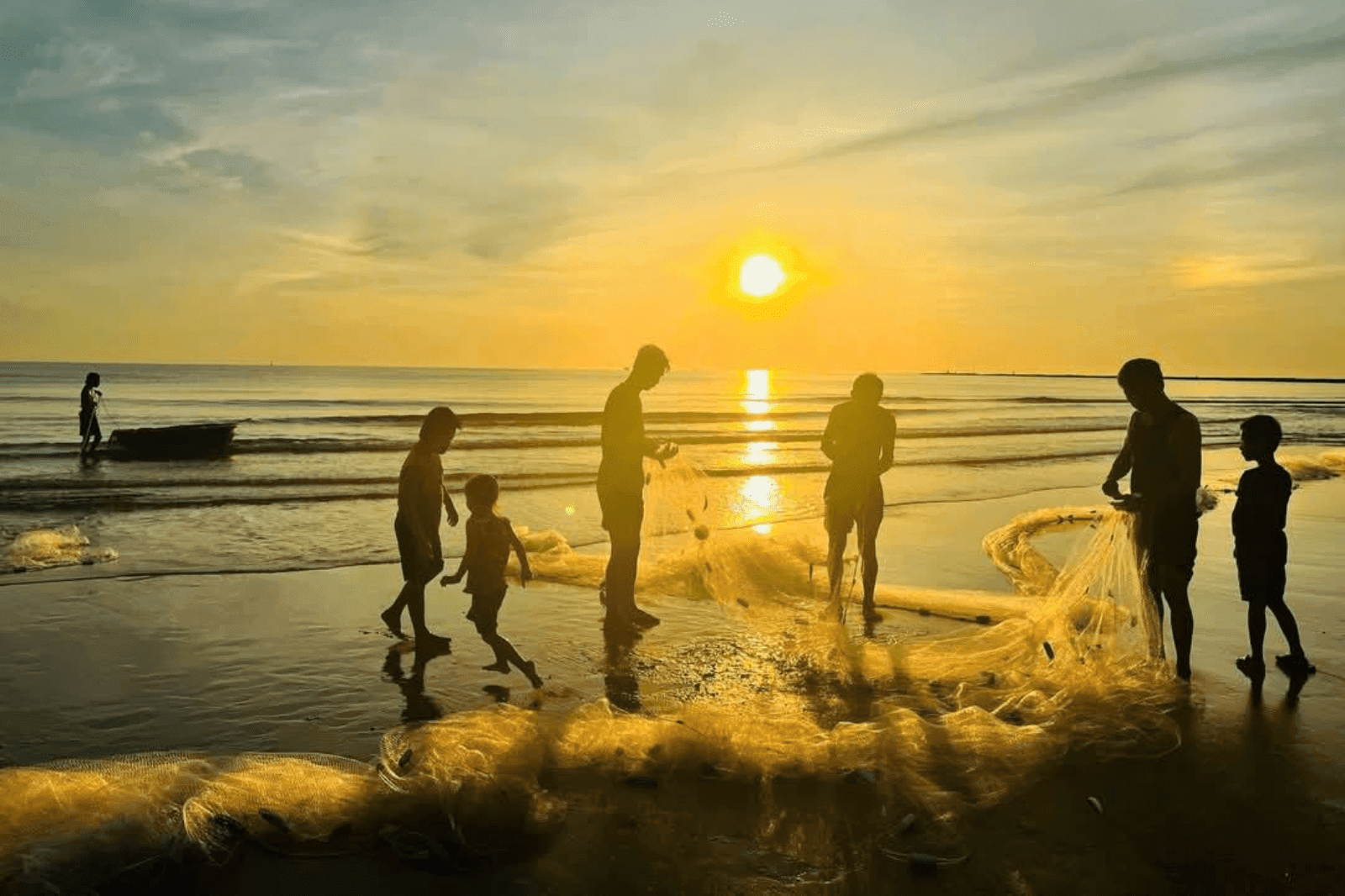 Hoàng hôn với hình ảnh người dân làng chài