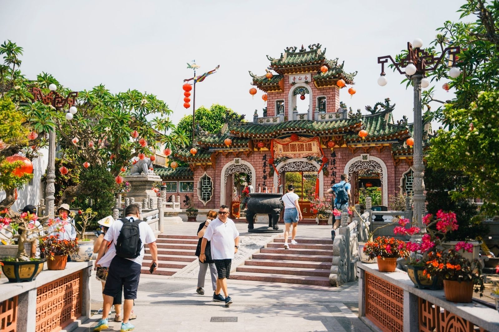 Hội An vào tháng 4 nhộn nhịp khách du lịch 