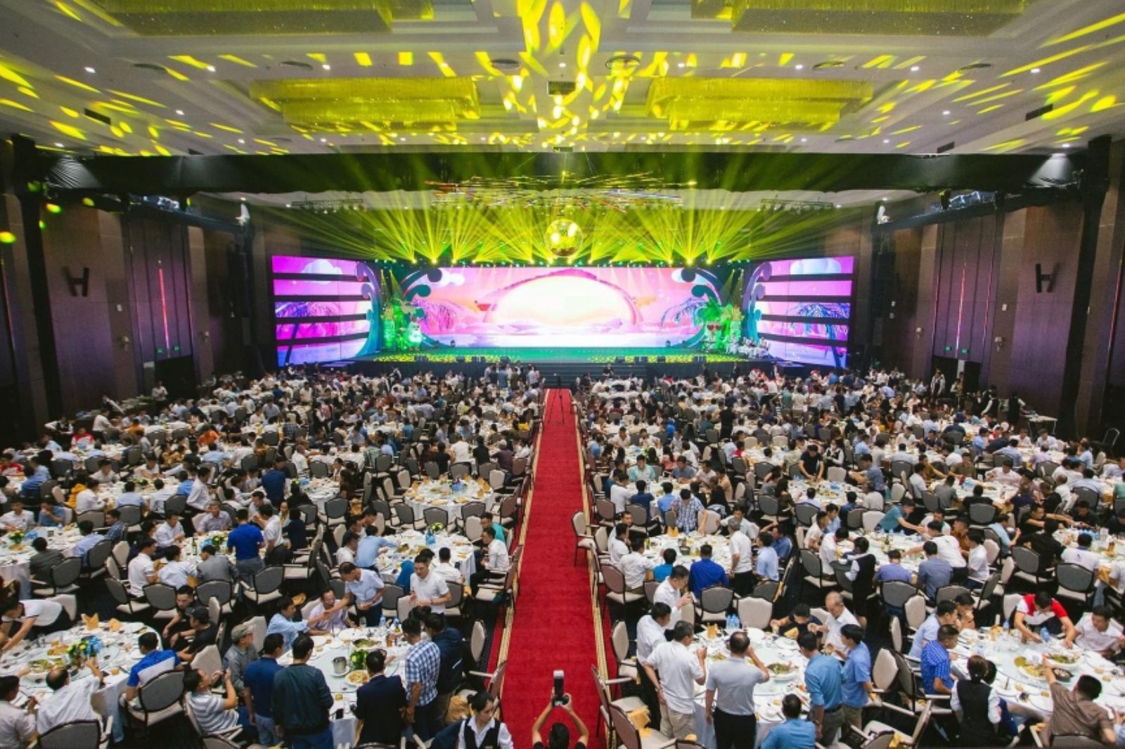 Hội nghị, hội thảo với số lượng lớn người tham gia 