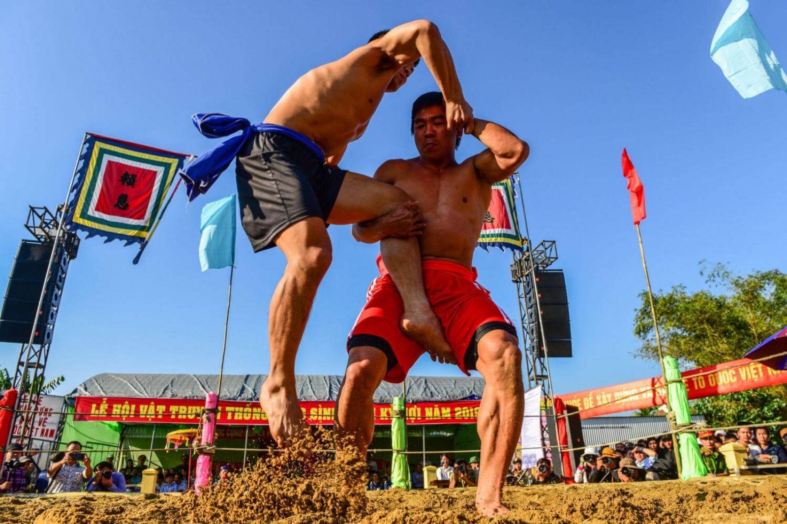 Hội vật làng Sình 
