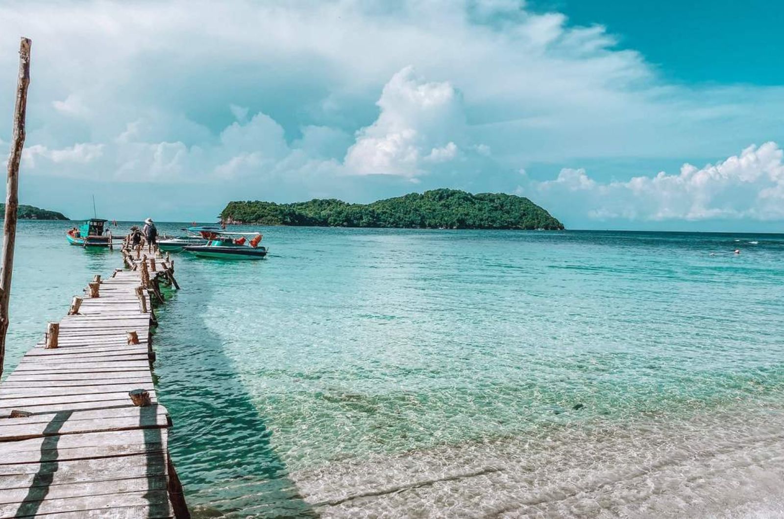 Hòn Mây Rút nổi bật với làn nước trong xanh 