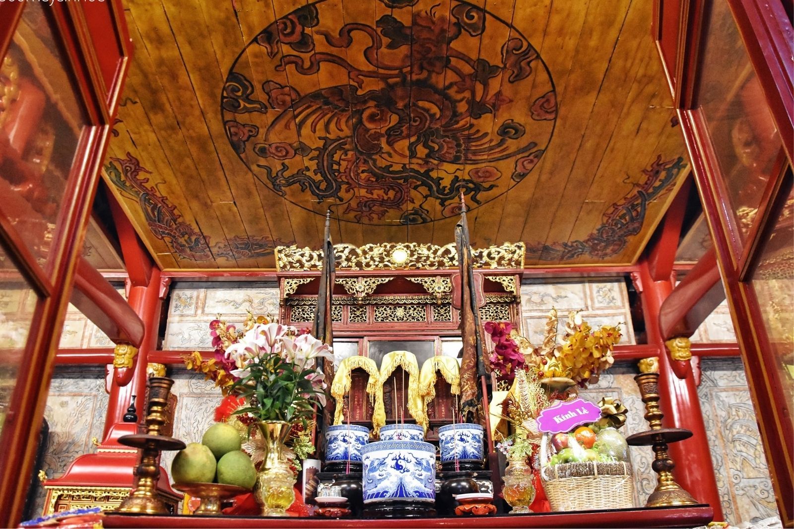 Huệ Nam Điện hay còn gọi là Điện Hòn Chén