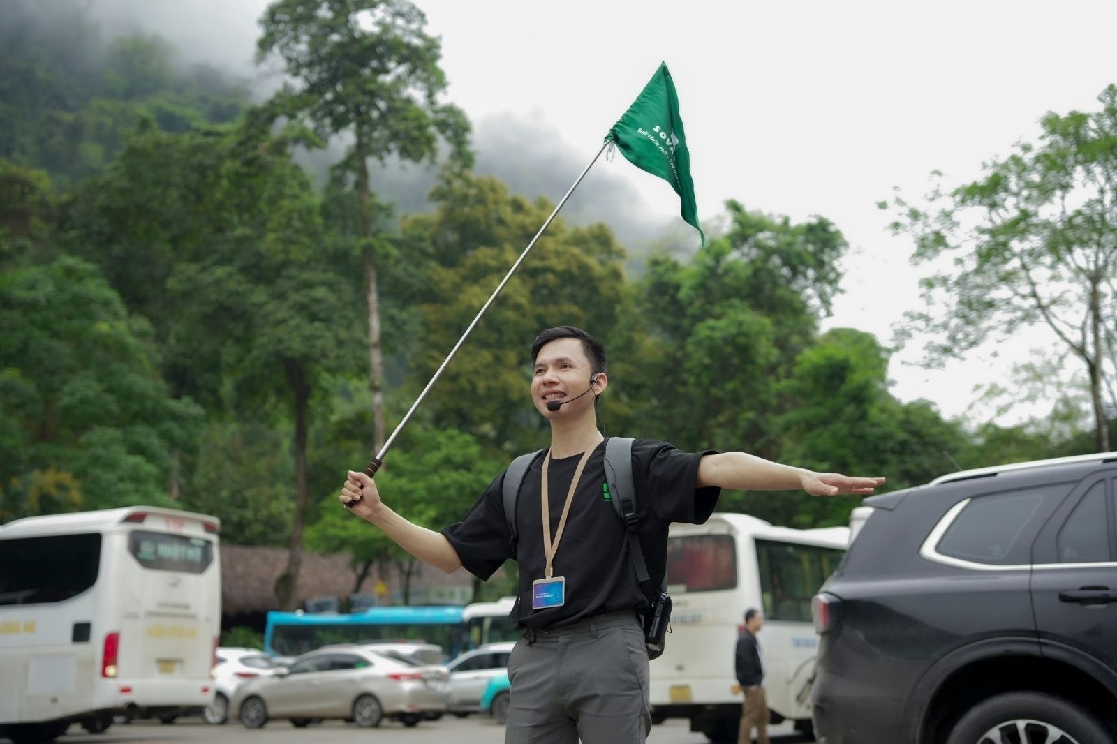 Hướng dẫn viên là người kết nối mọi người với nhau 