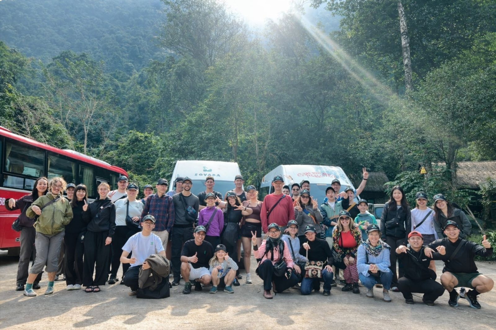 Hướng dẫn viên và đoàn khách tham gia tour của Sovaba Travel 