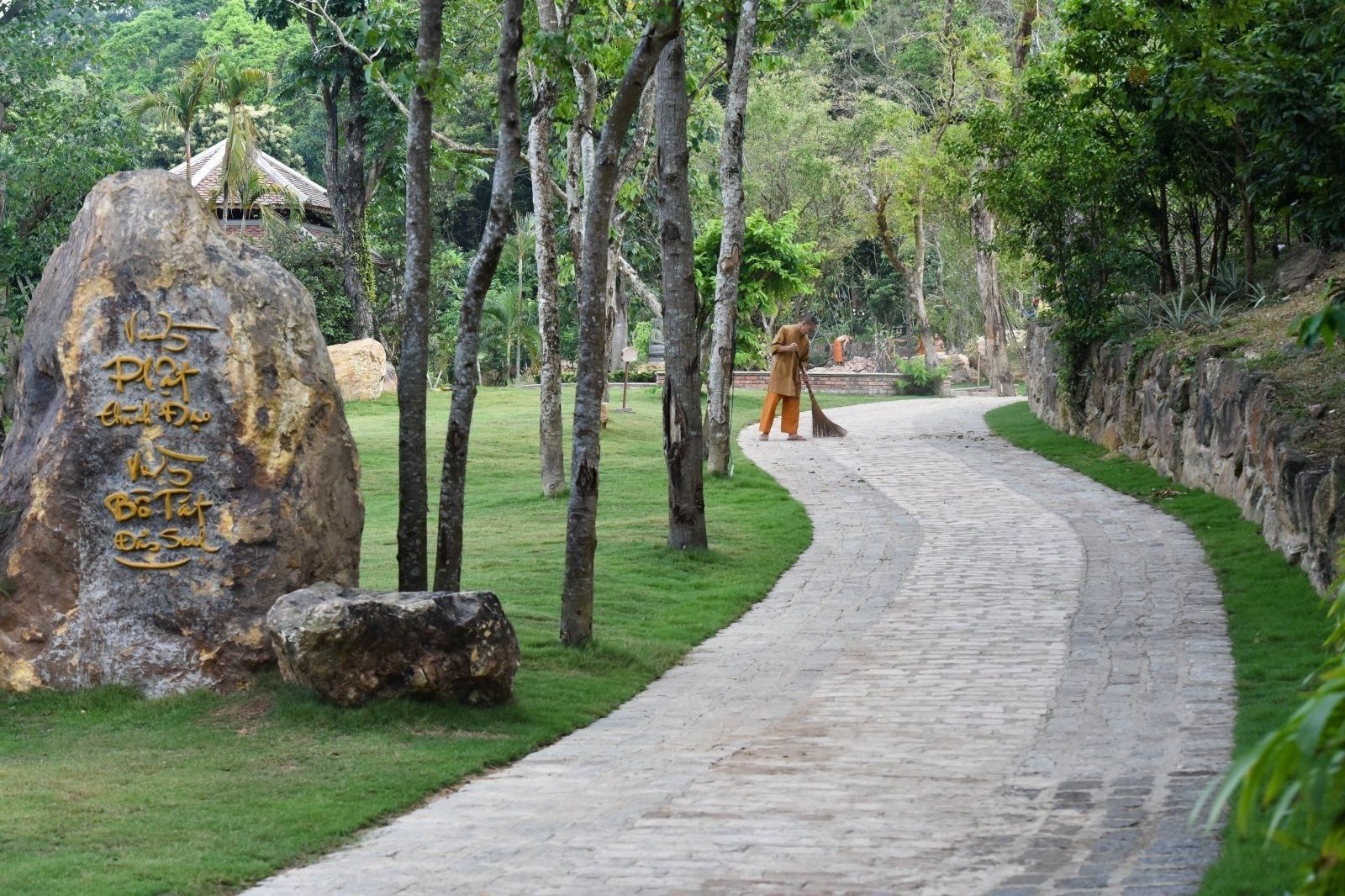 Khoảng cách từ trung tâm TP Huế đến Huyền Không Sơn Thượng khoảng 15km