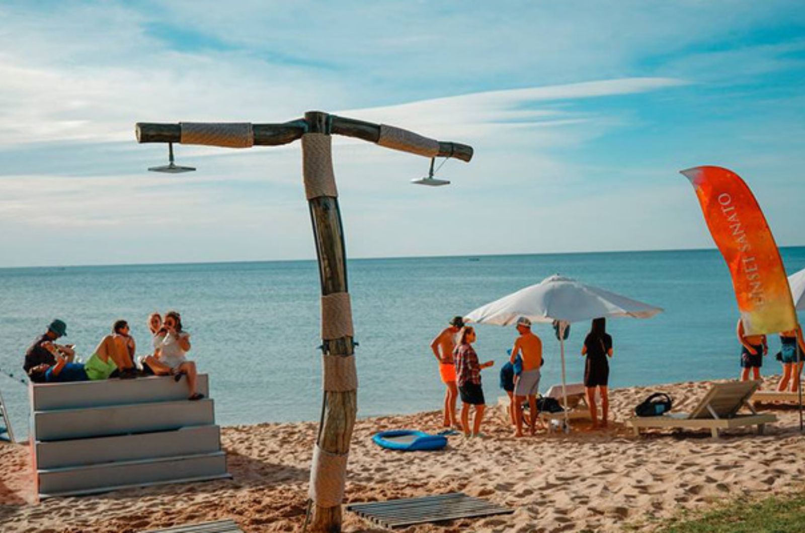 Khách du lịch ở Sunset Sanato 