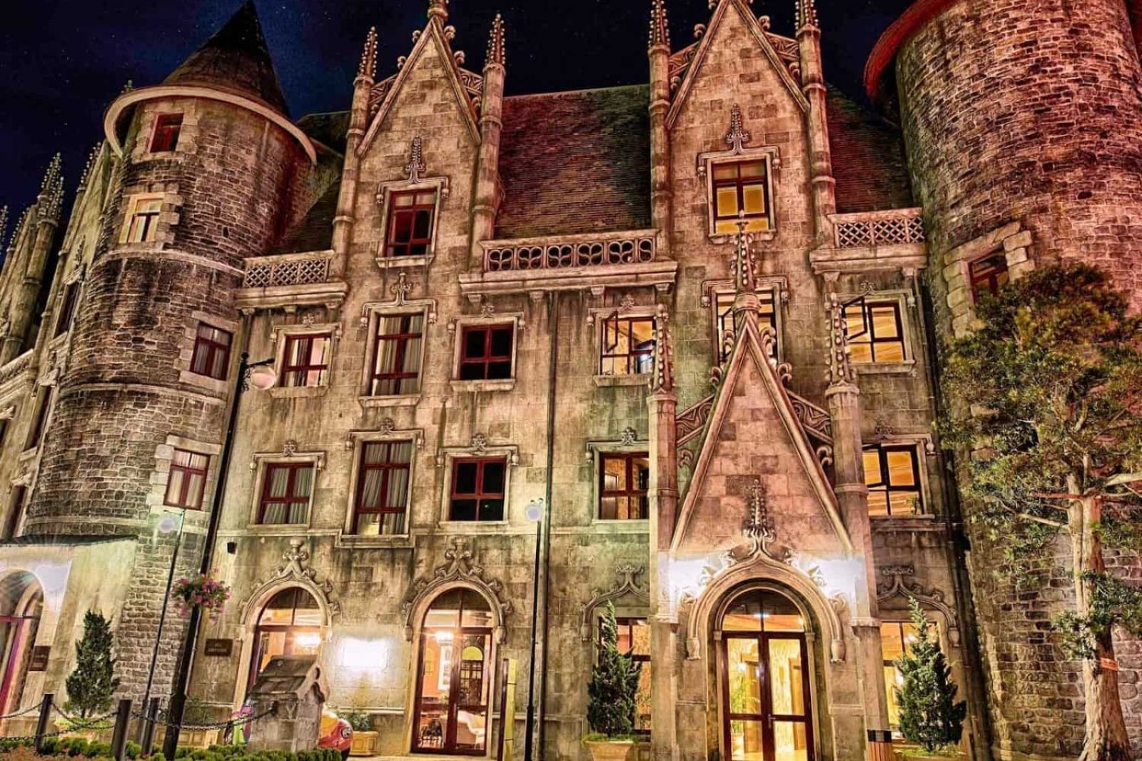 Du khách có thể lưu trú tại các khách sạn ở Bà Nà Hills